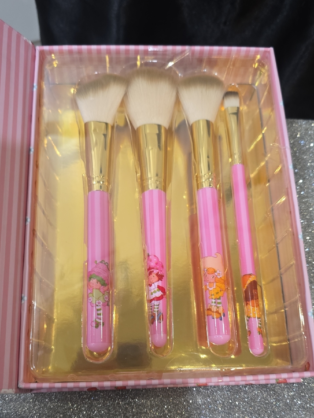 Taste Beauty X Strawberry Shortcake 4-PC Logo Cosmetic Brush Set - Picture 5 of 7